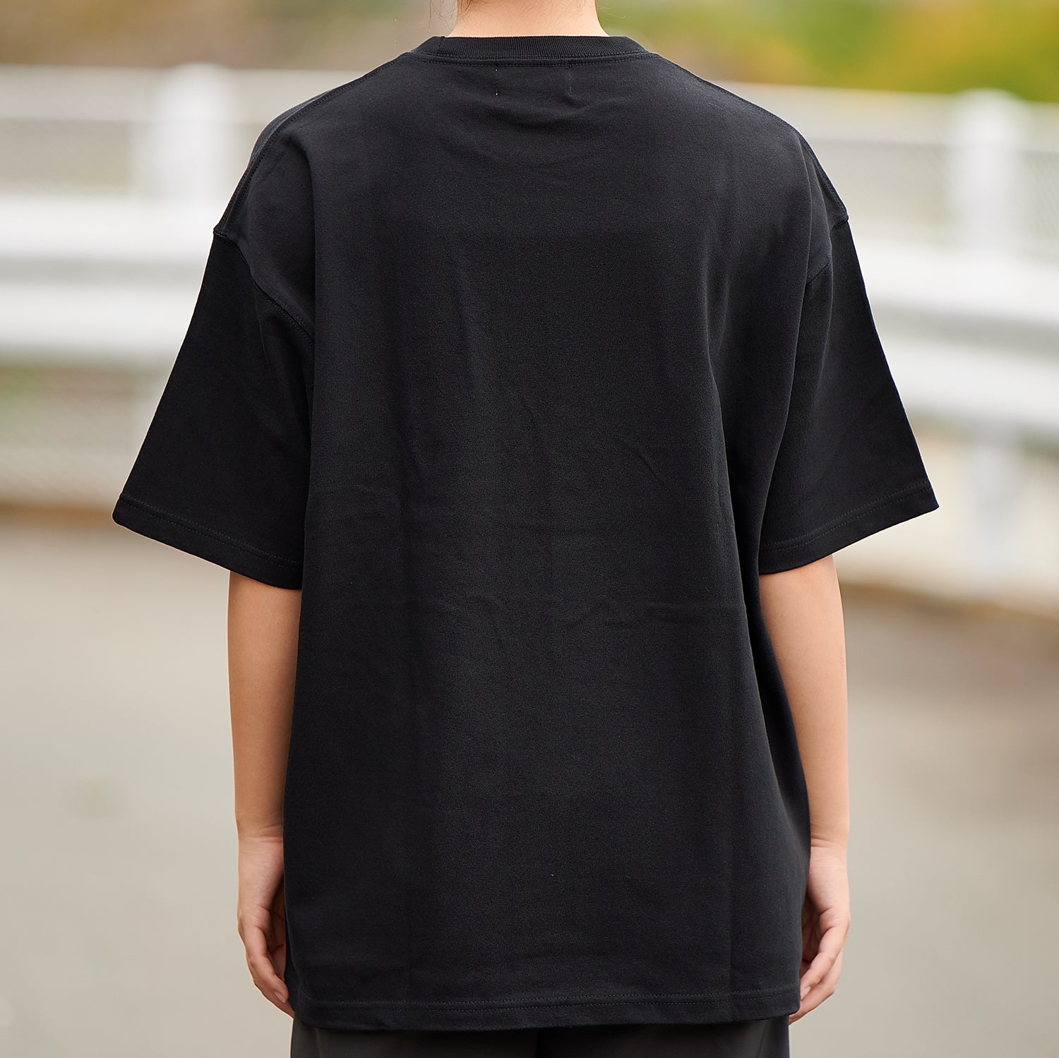 阿夫利 タイポグラフィTシャツ（BLACK）