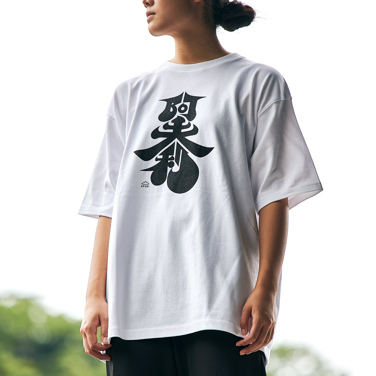 阿夫利 タイポグラフィTシャツ（WHITE）